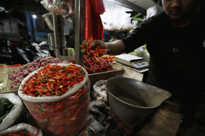 Pedagang melayani pembeli di Pasar Kecapi, Kota Bekasi, Jawa Barat, Selasa (7/6/2022).