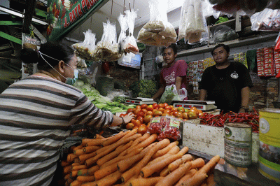Pedagang melayani pembeli di Pasar Kecapi, Kota Bekasi, Jawa Barat, Selasa (7/6/2022).