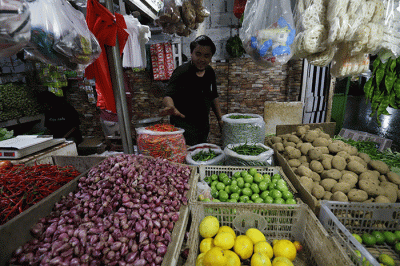 Pedagang melayani pembeli di Pasar Kecapi, Kota Bekasi, Jawa Barat, Selasa (7/6/2022).