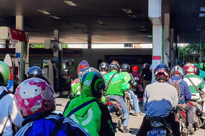 Antrian kendaraan saat mengisi bahan bakar minyak di SPBU kawasan Jakarta Barat, Selasa (7/6/2022).