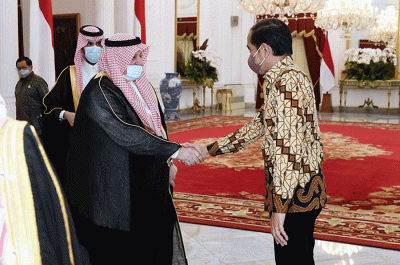 Presiden Joko Widodo menerima kunjungan kehormatan Menteri Luar Negeri (Menlu) Kerajaan Arab Saudi, Pangeran Faisal Bin Farhan Al Saud, di Istana Merdeka.