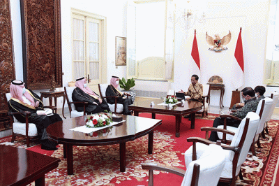 Presiden Joko Widodo menerima kunjungan kehormatan Menteri Luar Negeri (Menlu) Kerajaan Arab Saudi, Pangeran Faisal Bin Farhan Al Saud, di Istana Merdeka.