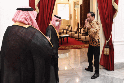 Presiden Joko Widodo menerima kunjungan kehormatan Menteri Luar Negeri (Menlu) Kerajaan Arab Saudi, Pangeran Faisal Bin Farhan Al Saud, di Istana Merdeka.