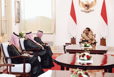 Presiden Joko Widodo menerima kunjungan kehormatan Menteri Luar Negeri (Menlu) Kerajaan Arab Saudi, Pangeran Faisal Bin Farhan Al Saud, di Istana Merdeka.