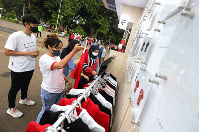 Penonton Indonesia Masters melihat booth penjualan Official Merchandise PBSI di kawasan Istora Senayan, Jakarta Pusat, Rabu (8/6/2022).
