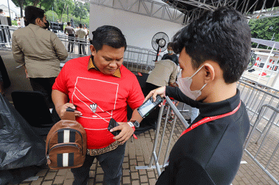 Penonton menukarkan tiket Indonesia Master 2022 di kawasan Istora Senayan, Gelora Bung Karno, Jakarta, Rabu (8/6/2022).
