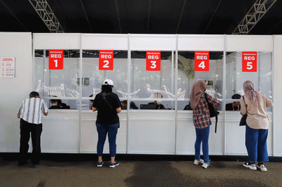 Penonton menukarkan tiket Indonesia Master 2022 di kawasan Istora Senayan, Gelora Bung Karno, Jakarta, Rabu (8/6/2022).