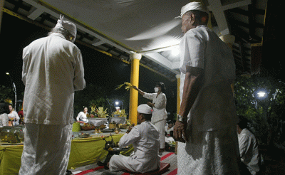 Ratusan umat Hindu khusyuk merayakan Hari Raya Galungan di Pura Agung Giri Natha, Semarang, Jawa Tengah, Rabu (8/6/2022).