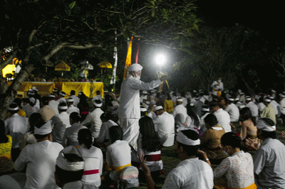 Ratusan umat Hindu khusyuk merayakan Hari Raya Galungan di Pura Agung Giri Natha, Semarang, Jawa Tengah, Rabu (8/6/2022).