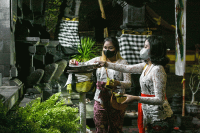 Ratusan umat Hindu khusyuk merayakan Hari Raya Galungan di Pura Agung Giri Natha, Semarang, Jawa Tengah, Rabu (8/6/2022).
