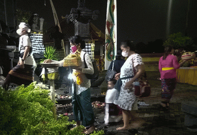 Ratusan umat Hindu khusyuk merayakan Hari Raya Galungan di Pura Agung Giri Natha, Semarang, Jawa Tengah, Rabu (8/6/2022).