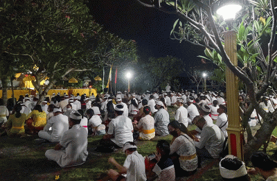 Ratusan umat Hindu khusyuk merayakan Hari Raya Galungan di Pura Agung Giri Natha, Semarang, Jawa Tengah, Rabu (8/6/2022).