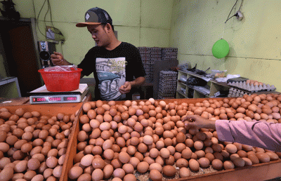 Pedagang menata telur di kawasan Pondok Melati, Kota Bekasi, Jawa Barat, Rabu (8/6/2022).