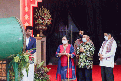 Presiden Joko Widodo didampingi Ketua Umum PDIP Megawati Soekarnoputri meresmikan Masjid At-Taufiq.