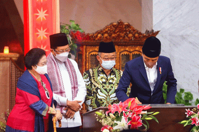 Presiden Joko Widodo didampingi Ketua Umum PDIP Megawati Soekarnoputri meresmikan Masjid At-Taufiq.