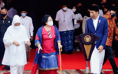 Presiden Joko Widodo didampingi Ketua Umum PDIP Megawati Soekarnoputri meresmikan Masjid At-Taufiq.