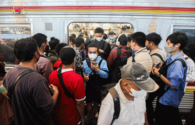 Suasana kepadatan penumpang kereta di Stasiun Manggarai, Jakarta Selatan, Rabu (8/6/2022).