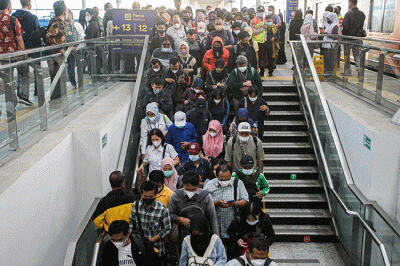 Suasana kepadatan penumpang kereta di Stasiun Manggarai, Jakarta Selatan, Rabu (8/6/2022).