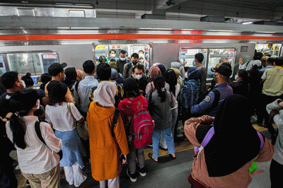 Suasana kepadatan penumpang kereta di Stasiun Manggarai, Jakarta Selatan, Rabu (8/6/2022).