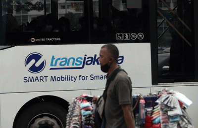 Penumpang berada didalam bus Transjakarta di kawasan Bundaran Hotel Indonesia, Jakarta, Rabu (8/6/2022).