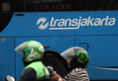 Penumpang berada didalam bus Transjakarta di kawasan Bundaran Hotel Indonesia, Jakarta, Rabu (8/6/2022).