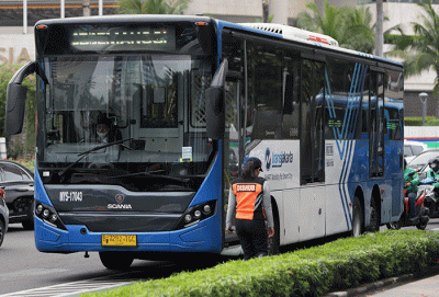 Penumpang berada didalam bus Transjakarta di kawasan Bundaran Hotel Indonesia, Jakarta, Rabu (8/6/2022).