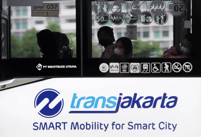 Penumpang berada didalam bus Transjakarta di kawasan Bundaran Hotel Indonesia, Jakarta, Rabu (8/6/2022).