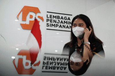 Aktivitas pekerja di kantor Lembaga Penjamin Simpanan, Jakarta.