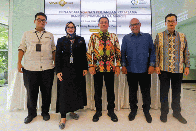 Direktur PT Kliring Berjangka Indonesia Fajar Wibhiyadi (kanan) dan Presiden Direktur MNC Bank Mahdan (kiri) berfoto usai melakukan penandatanganan MoU.
