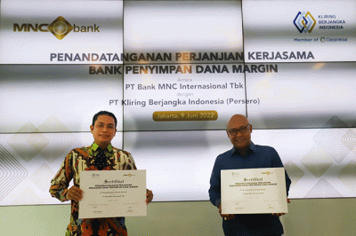 Direktur PT Kliring Berjangka Indonesia Fajar Wibhiyadi (kanan) dan Presiden Direktur MNC Bank Mahdan (kiri) berfoto usai melakukan penandatanganan MoU.