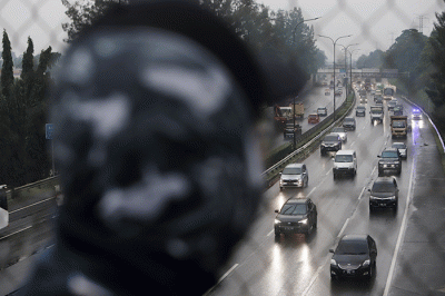 Pengendara melintas di jalan tol Jorr kawasan Jatiwarna, Kota Bekasi, Jawa Barat, Rabu (9/6/2022).