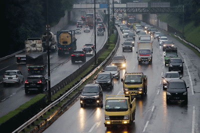 Pengendara melintas di jalan tol Jorr kawasan Jatiwarna, Kota Bekasi, Jawa Barat, Rabu (9/6/2022).