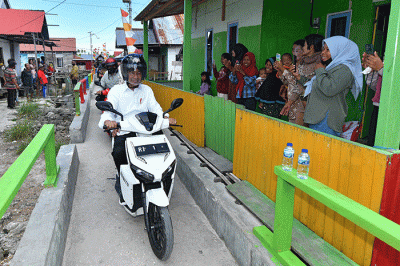 Presiden Joko Widodo dan Ibu Iriana Joko Widodo menaiki sepeda motor listrik saat kunjungan kerjanya di Kabupaten Wakatobi, Sulawesi Tenggara.