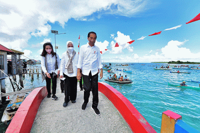 Presiden Joko Widodo dan Ibu Iriana Joko Widodo menaiki sepeda motor listrik saat kunjungan kerjanya di Kabupaten Wakatobi, Sulawesi Tenggara.