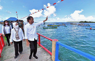 Presiden Joko Widodo dan Ibu Iriana Joko Widodo menaiki sepeda motor listrik saat kunjungan kerjanya di Kabupaten Wakatobi, Sulawesi Tenggara.