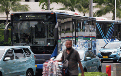 Bus Transjakarta melintas di kawasan Bundaran HI, Jakarta, Rabu (8/6/2022).