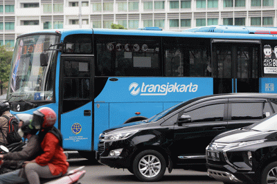 Bus Transjakarta melintas di kawasan Bundaran HI, Jakarta, Rabu (8/6/2022).