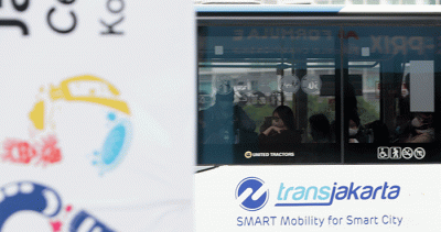 Bus Transjakarta melintas di kawasan Bundaran HI, Jakarta, Rabu (8/6/2022).