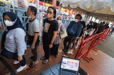 Pengunjung antre membeli tiket masuk Jakarta Fair 2022 atau Pekan Raya Jakarta (PRJ) di JIExpo Kemayoran, Jakarta Pusat, Jumat (10/6/2022).