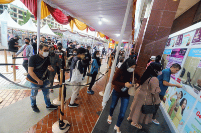 Pengunjung antre membeli tiket masuk Jakarta Fair 2022 atau Pekan Raya Jakarta (PRJ) di JIExpo Kemayoran, Jakarta Pusat, Jumat (10/6/2022).