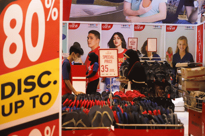 Pengunjung memilih barang yang dijual pada salah satu tenan dalam acara Jakarta Fair 2022 atau Pekan Raya Jakarta (PRJ) di JIExpo Kemayoran.