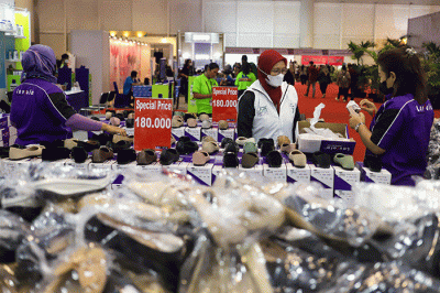 Pengunjung memilih barang yang dijual pada salah satu tenan dalam acara Jakarta Fair 2022 atau Pekan Raya Jakarta (PRJ) di JIExpo Kemayoran.