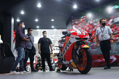 Pengunjung memilih barang yang dijual pada salah satu tenan dalam acara Jakarta Fair 2022 atau Pekan Raya Jakarta (PRJ) di JIExpo Kemayoran.