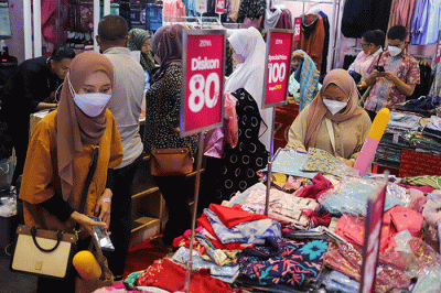 Pengunjung memilih barang yang dijual pada salah satu tenan dalam acara Jakarta Fair 2022 atau Pekan Raya Jakarta (PRJ) di JIExpo Kemayoran.