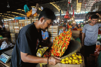 Pedagang saat merapikan cabai rawit merah di Pasar Induk Kramat Jati, Jakarta Timur, Jumat (10/6/2022).