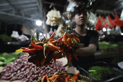 Pedagang menunjukkan cabai rawit merah di Pasar Kecapi, Kota Bekasi, Jawa Barat, Kamis (9/6/2022).