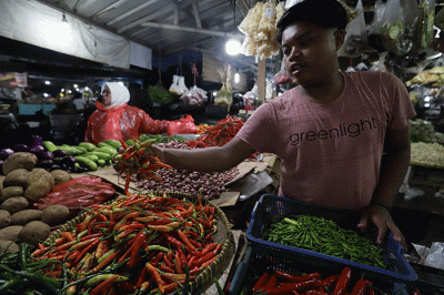 Pedagang menunjukkan cabai rawit merah di Pasar Kecapi, Kota Bekasi, Jawa Barat, Kamis (9/6/2022).