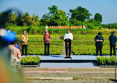 Presiden Joko Widodo meresmikan Persemaian Rumpin di Bogor, Jawa Barat, Jumat (10/6/2022).