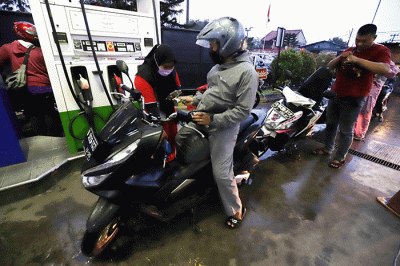 Pengendara mengisi bahan bakar minyak (BBM) di SPBU Jalan Raya Hankam, Kota Bekasi, Jawa Barat, Kamis (9/6/2022).