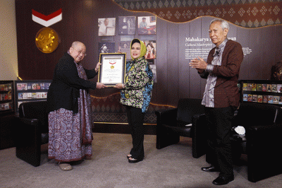 Pendiri Museum Rekor Dunia-Indonesia (MURI) Jaya Suprana (kiri) menganugerahkan rekor MURI kepada Hetty Koes Endang.
